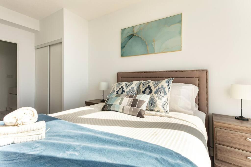 Luxury Downtown Lakeview & City View Condo Торонто Екстер'єр фото