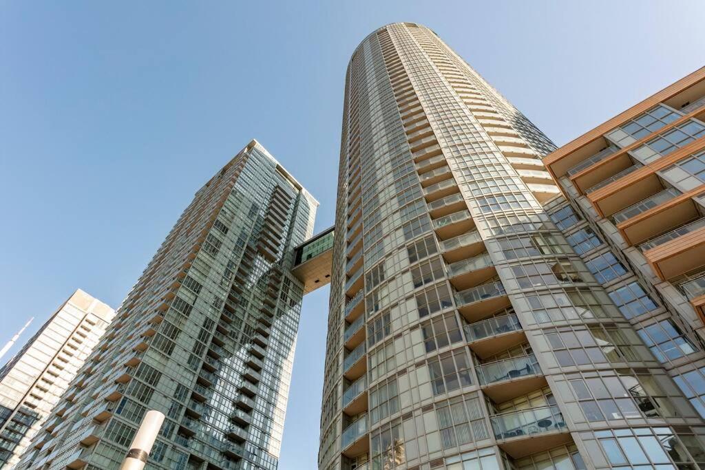 Luxury Downtown Lakeview & City View Condo Торонто Екстер'єр фото