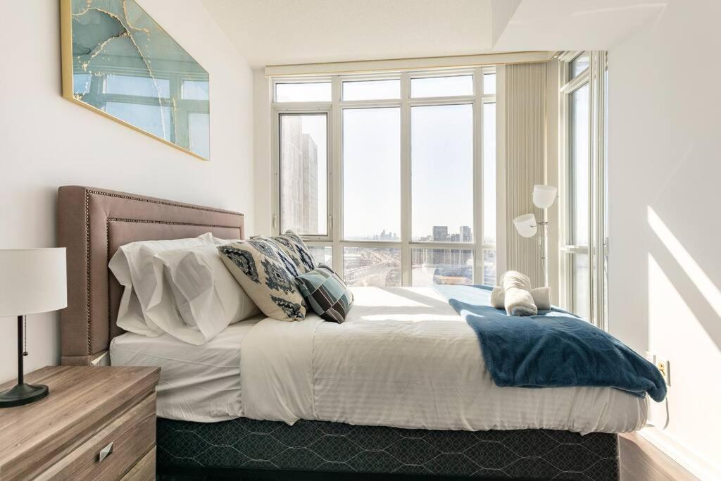 Luxury Downtown Lakeview & City View Condo Торонто Екстер'єр фото