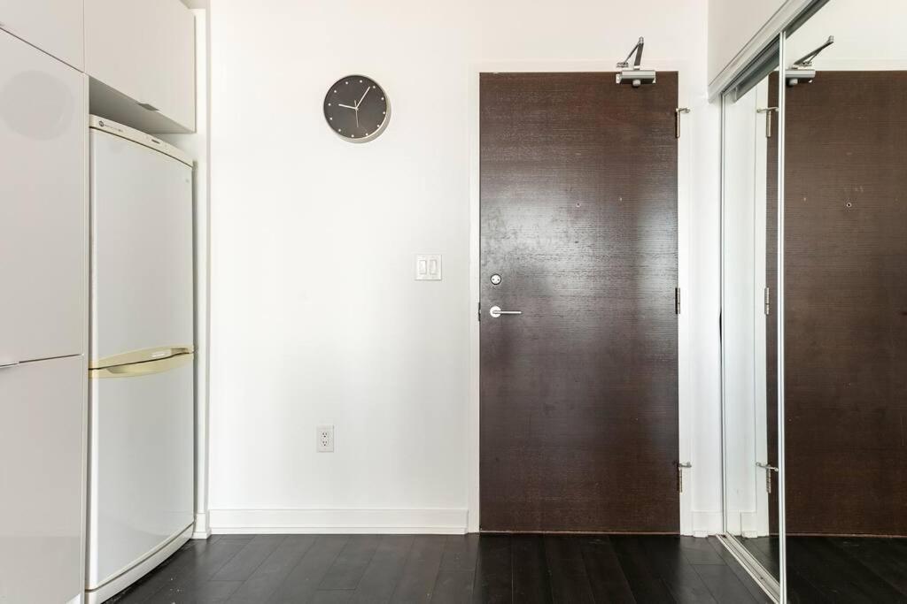 Luxury Downtown Lakeview & City View Condo Торонто Екстер'єр фото
