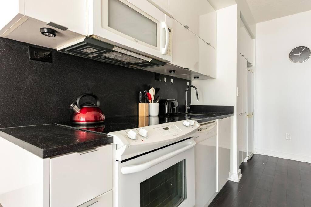 Luxury Downtown Lakeview & City View Condo Торонто Екстер'єр фото