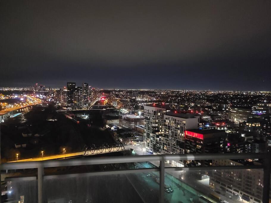 Luxury Downtown Lakeview & City View Condo Торонто Екстер'єр фото