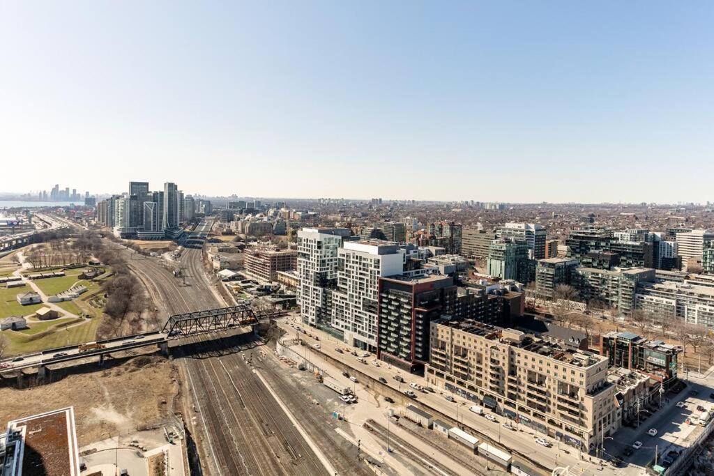 Luxury Downtown Lakeview & City View Condo Торонто Екстер'єр фото