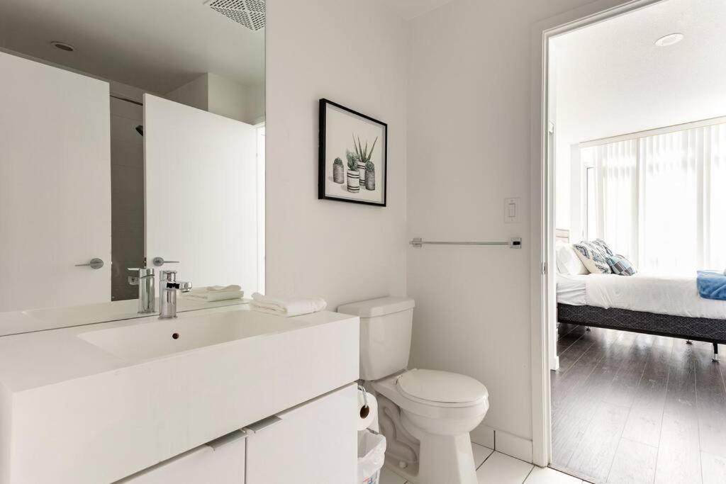 Luxury Downtown Lakeview & City View Condo Торонто Екстер'єр фото