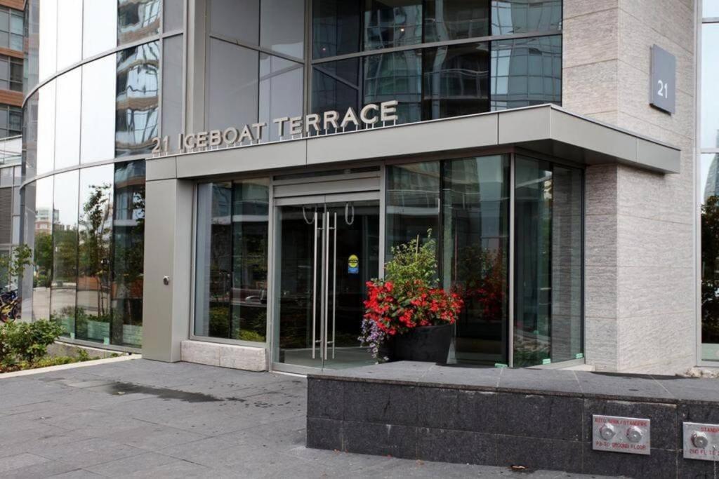 Luxury Downtown Lakeview & City View Condo Торонто Екстер'єр фото