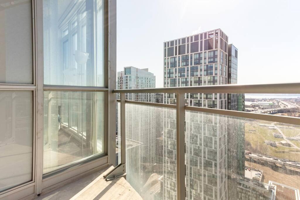 Luxury Downtown Lakeview & City View Condo Торонто Екстер'єр фото