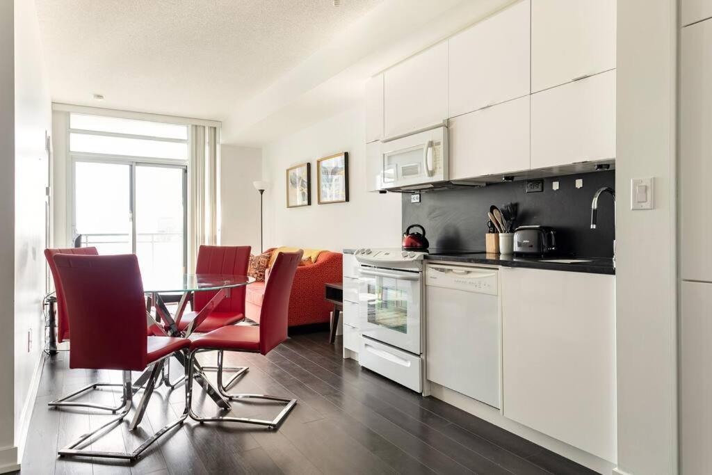 Luxury Downtown Lakeview & City View Condo Торонто Екстер'єр фото