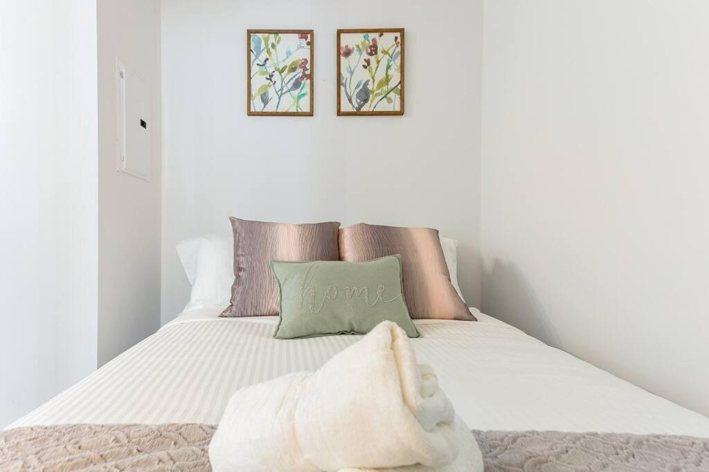 Luxury Downtown Lakeview & City View Condo Торонто Екстер'єр фото