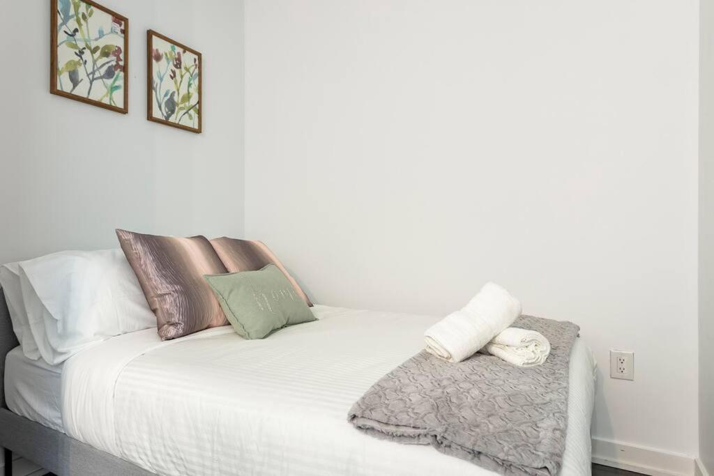 Luxury Downtown Lakeview & City View Condo Торонто Екстер'єр фото